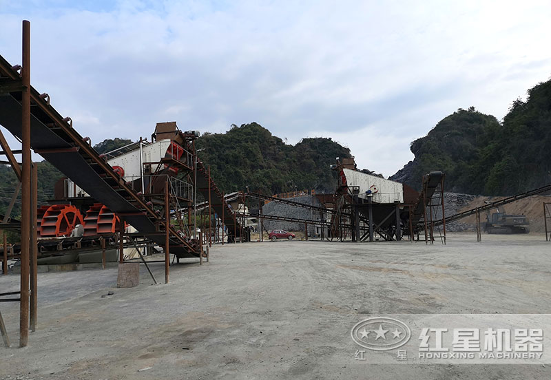 方案三配置現(xiàn)場：破碎機+制砂機+洗砂機，費用80萬以上